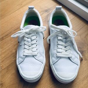Cariuma OCA Low Pebbled Leather White Sneakers